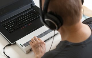Une personne aveugle en train de travailler