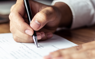 visuel d'une main signant un contrat