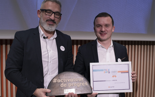 Les membres de la société Linevia brandissent le prix #activateurdeprogres