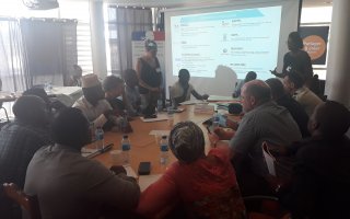Participants autour d'un atelier
