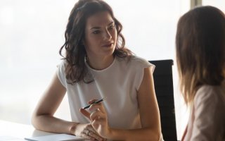 Deux femmes discutent dans un bureau