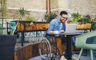 homme fauteuil roulant bureau travail