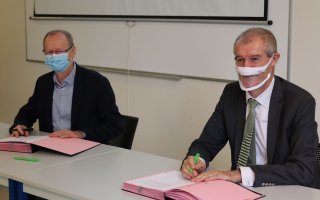 Didier Eyssartier et Pascal Chevallier signent la convention