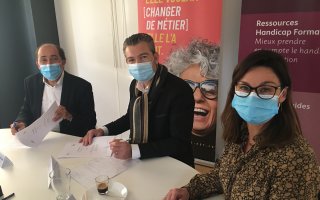 Ivan Talpaert et Stephan Guenezan signent l'accord cadre triennal pour le portage de la Ressource Handicap Formation Hauts-de-France