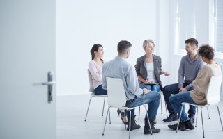 groupe de personnes échanges en cercle