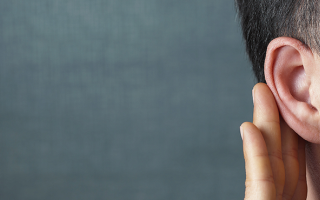 Photo de l'oreille d'un homme en situation de handicap auditif