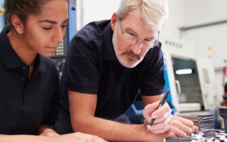 Une jeune apprenttie est conseillée par son maître d'apprentissage