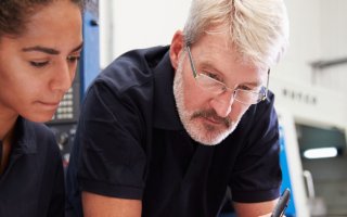 Une jeune apprenttie est conseillée par son maître d'apprentissage