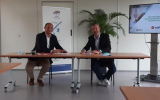 Franck Hélias et Ivan Talpaert en train de signer la convention