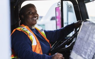 Employée aux commandex d'un camion