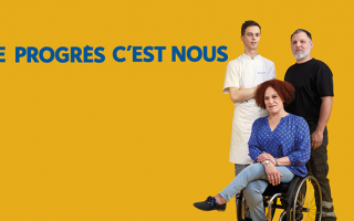Campagne publicitaire Agefiph 2022, " Le progrès c'est nous " avec les 3 égéries : Martin Büchner debout à gauche, François-Yves Guichet debout à droite et Hadda Guerchouche, assise sur son fauteuil roulant, jambes croisées, au milieu. Ils sont sur un fond jaune et le slogan " Le progrès c'est nous " apparaît en bleu, sur leur gauche.