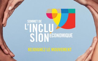 Image rectangulaire. Sur un fond bleu clair plusieurs mains se superposent pour former un cercle. Au milieu de ce cercle se trouve le logo du sommet de l'inclusion économique et dessous on peut lire la phrase, écrite en jaune "rejoignez le mouvement".