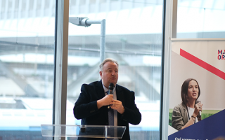 Christophe Roth, le président de l'Agefiph, au pupitre avec un micro lors de la clôture de la Grande Cause Action Handicap de Make.org le 29novembre 2022.