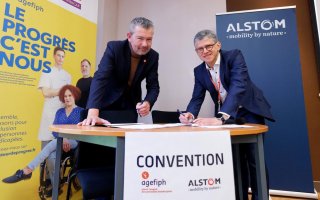 Didier Fernandes, Directeur d’Alstom Crespin SAS, et Ivan Talpaert, Délégué Régional Hauts-de-France de l’Agefiph en train de signer la convention