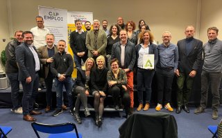 Participants et intervenants se retrouvent sur la scène pour une photo de groupê
