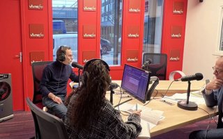 Enregistrement dans le studio de radio de vivre FM avec Rania Igueblalene (directrice et responsable du recrutement chez AKTISEA), Frédéric Cloteaux (directeur de Vivre FM) et Hugues Defoy (directeur de la mobilisation du monde économique et social à l’Agefiph)
