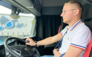 Homme de profil conduisant un camion