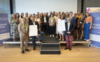 Les 22 signataires sont réunis sur scène avec les organisateurs