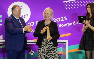 Photo de Christophe Roth (président de l'Agefiph), Patricia Abellard (présidente de l'Envolée de la Chrysalide) et Sophie Vouzelaud (animatrice de la soirée) lors de la cérémonie de remise des prix #activateurde progrès à l'Université du réseau des référents handicap, le 27/03/2023 à Bordeaux.