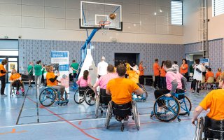 Joueurs de basket fauteuil en plein match