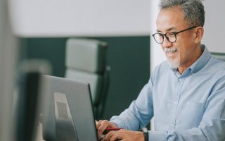 Photo d'un homme face à un ordinateur