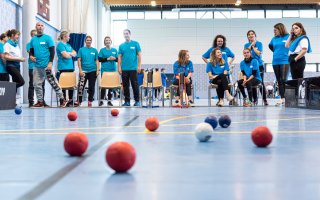 Des participants jouent à la boccia
