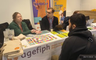 Anaïs et Thibaut sont présents sur le stand de l'Agefiph et informent un bénéficiaire