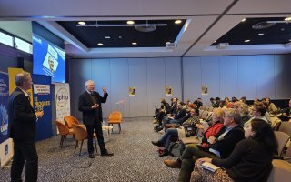 Le professeur Jean-Paul Delahaye explique à l'assemblée les évolutions de l'intelligence artificielle et ses applications