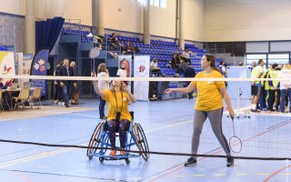 Deux joueuses de l'équipe jaune jouent au parabadminton en double