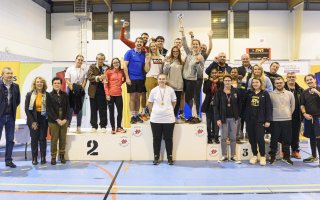 Les équipes figurant aux 3 premières places sont réunies sur le podium
