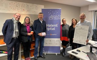 Les représentants de l'entreprise Techsys, de l'Agefiph et du GEIQ emploi et handicap posent devant le roll'up de Thalent Digital