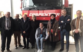 Jérémy Soots pose devant le camion des Transports Carpentier avec une femme et 2 hommes sur sa gauche et 3 hommes sur sa droite 