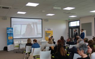 Projection de l'intervention à distance d'Elodie Chartier sur un écran géant