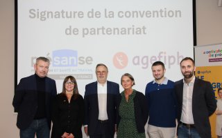 Les 6 intervenants de la matinée posent devant un écran sur lequel est projeté le logo de l'événement