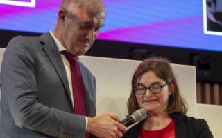 Didier Eyssartier et Agathe Guyader annoncent la gagnante du prix du public