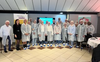 L'ensemble des référents posent pour une photo de groupe vêtus avec une bouse alimentaire et une charlotte. 