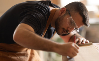 un homme est en train de travailler dans un atelier