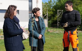 Apprenant discutant avec Caroline Geny et Béatrice Annereau