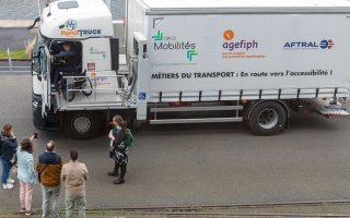 phot nreprésentatnt un camion possédant une passerelle permettant au chauffeur en fauteuil d'accéder au poste de conduite