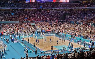 Vue en hauteur du terrain de basket de Pierre Mauroy où deux équipes de basket s'affrontent