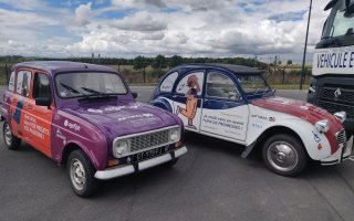 Photo de la 4L orange et violette sur la gauche et la 2CV violette bleue et blanche qui prendront la course avec les équipages Agefiph et Aftral