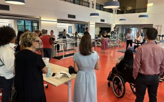 Les participants à l'inauguration visitent le plateau technique