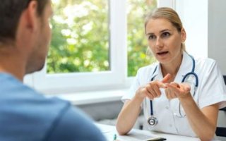 Un médecin parle avec un patient