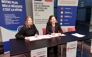 Photo des représentants Agefiph et DREETS signant la charte