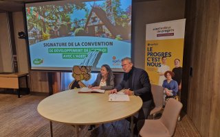Delphine Pons et Ivan Talpaert signent la convention sous l'oeil d'un photographe