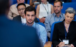 Une assemblée de personnes dans une salle de conférence