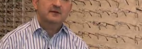 Gérant dans une boutique opticienne
